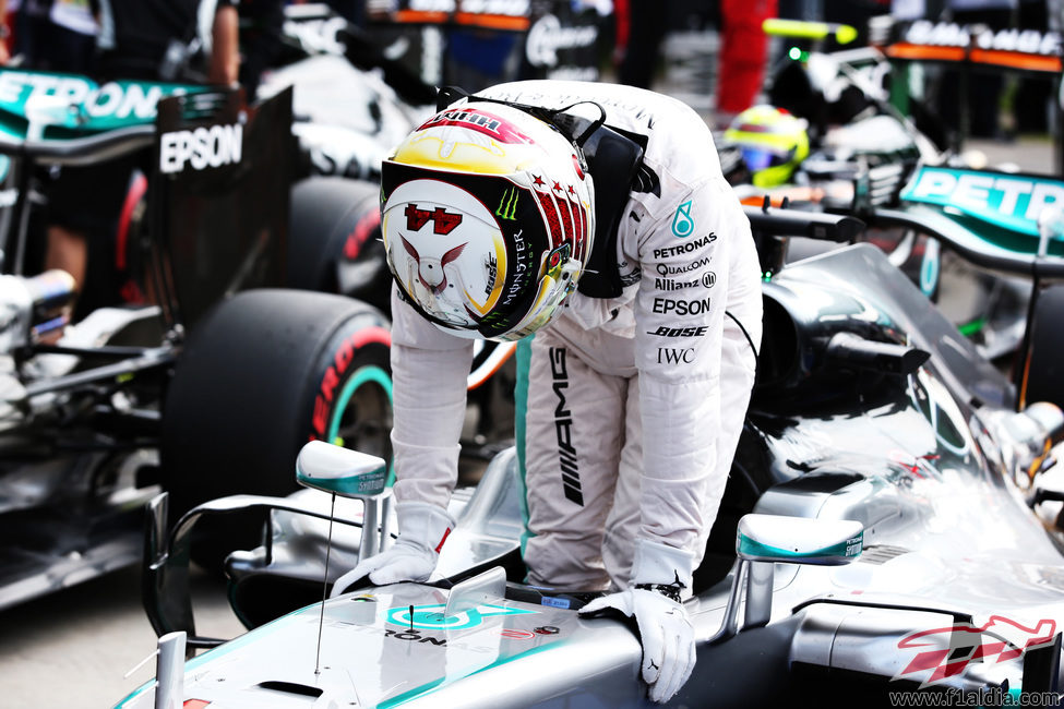 Lewis Hamilton se baja del monoplaza al ganar la pole