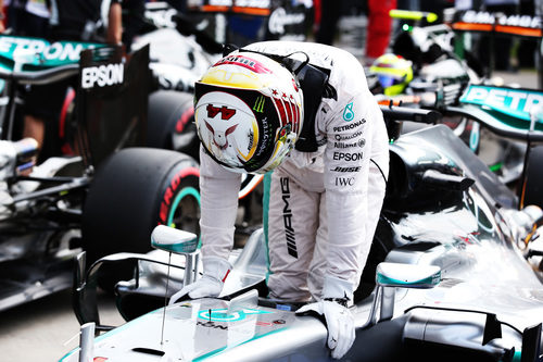 Lewis Hamilton se baja del monoplaza al ganar la pole
