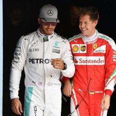 Lewis Hamilton y Sebastian Vettel comparten risas