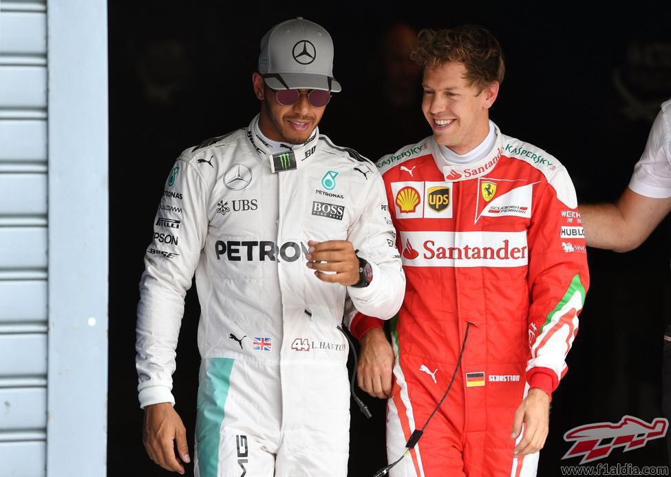 Lewis Hamilton y Sebastian Vettel comparten risas
