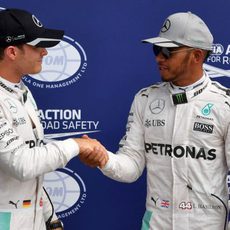Lewis Hamilton y Nico Rosberg se saludan tras la clasificación