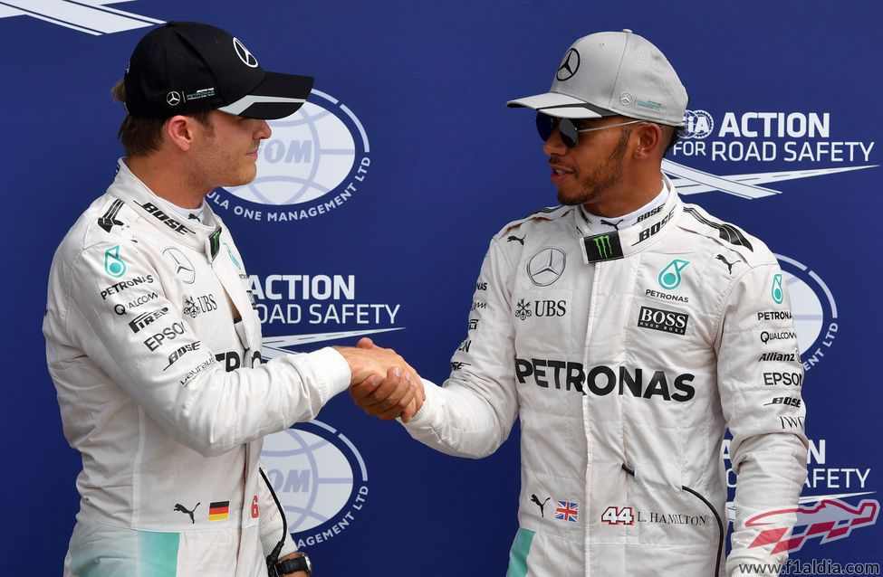 Lewis Hamilton y Nico Rosberg se saludan tras la clasificación