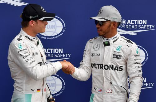 Lewis Hamilton y Nico Rosberg se saludan tras la clasificación