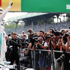 Lewis Hamilton celebra la pole en Monza subido a su coche