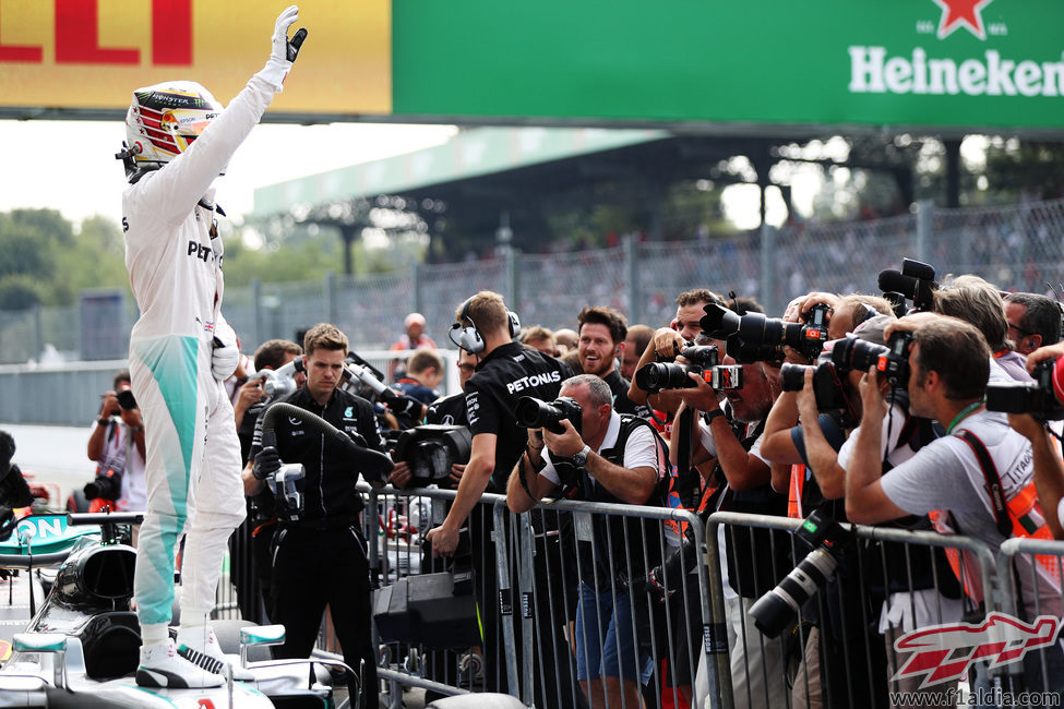 Lewis Hamilton celebra la pole en Monza subido a su coche