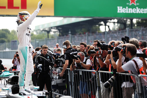 Lewis Hamilton celebra la pole en Monza subido a su coche