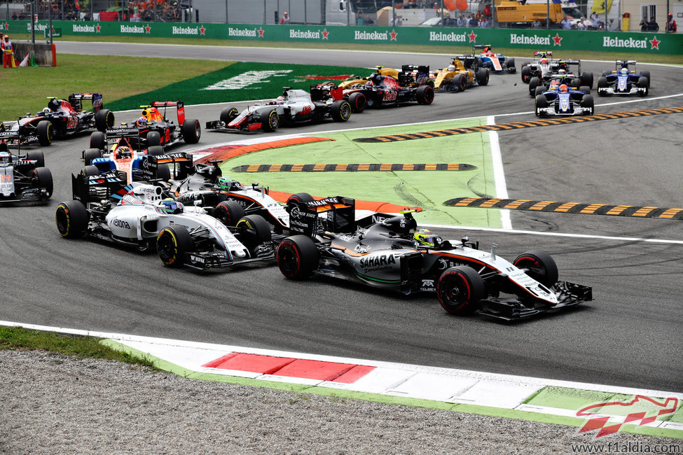 Batallas en los primeros metros del GP de Italia 2016