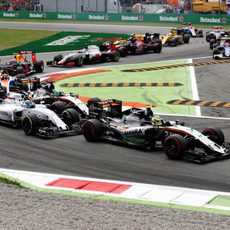 Batallas en los primeros metros del GP de Italia 2016