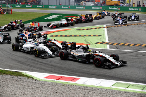 Batallas en los primeros metros del GP de Italia 2016
