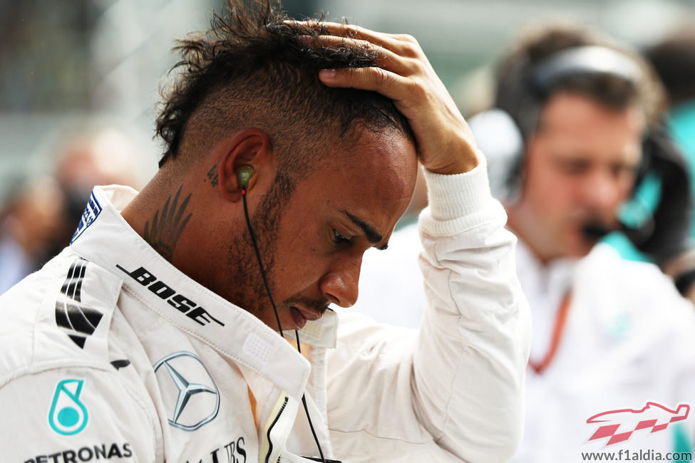Lewis Hamilton se concentra para la carrera