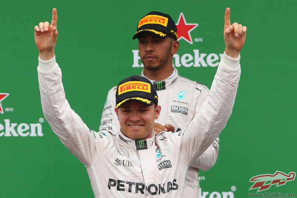 Alegría de Nico Rosberg y seriedad de Lewis Hamilton