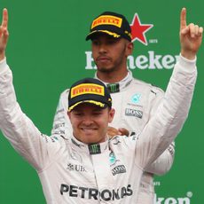 Alegría de Nico Rosberg y seriedad de Lewis Hamilton