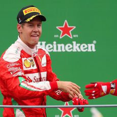 Sebastian Vettel lanza sus guantes a los aficionados