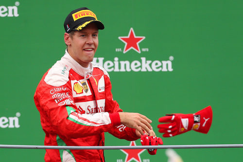 Sebastian Vettel lanza sus guantes a los aficionados
