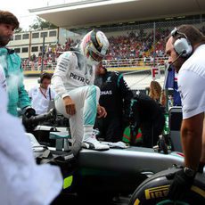 Lewis Hamilton se sube al coche para empezar la carrera