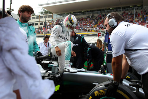 Lewis Hamilton se sube al coche para empezar la carrera