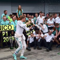 Mercedes celebra el doblete conseguido en Monza