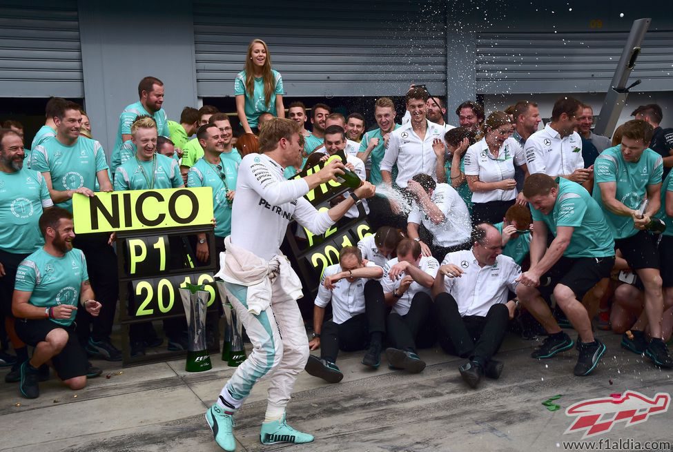 Mercedes celebra el doblete conseguido en Monza