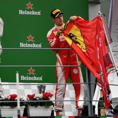 Sebastian Vettel toca la bandera de Ferrari