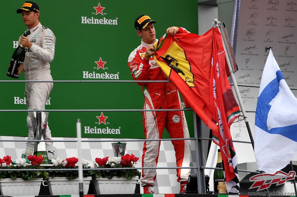 Sebastian Vettel toca la bandera de Ferrari