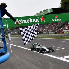Bandera de cuadros para Nico Rosberg en Monza