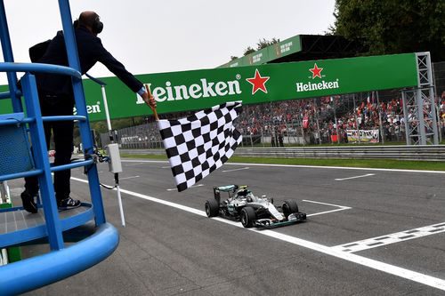 Bandera de cuadros para Nico Rosberg en Monza