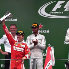 Sebastian Vettel alza su trofeo de tercer clasificado