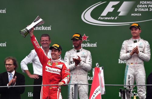 Sebastian Vettel alza su trofeo de tercer clasificado