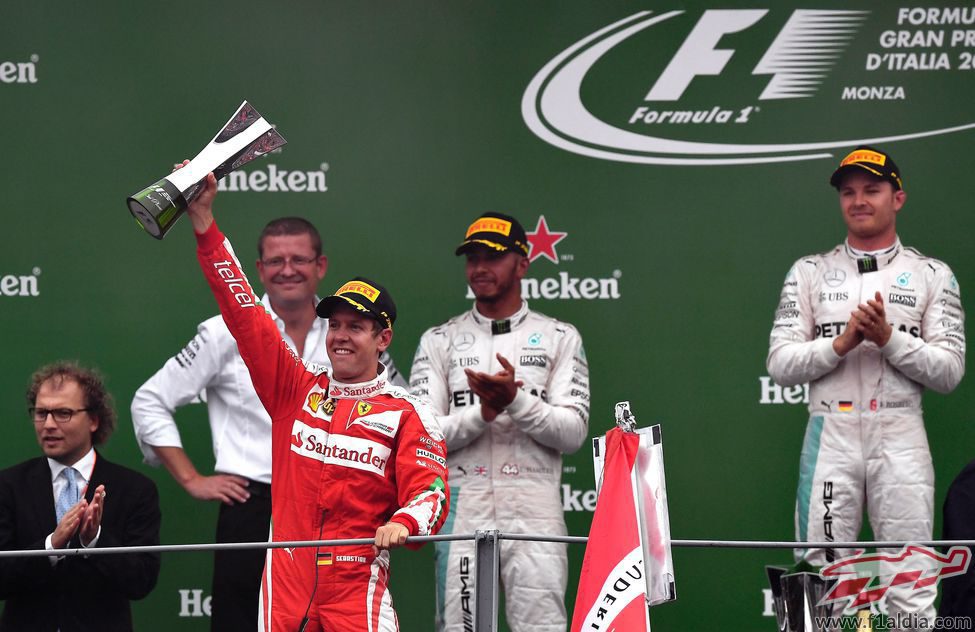 Sebastian Vettel alza su trofeo de tercer clasificado