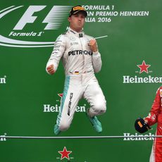 Tradicional salto de la victoria de Nico Rosberg