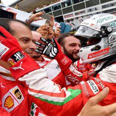 Sebastian Vettel celebra con su equipo el resultado