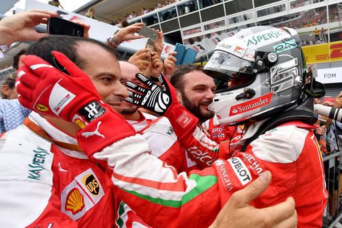 Sebastian Vettel celebra con su equipo el resultado