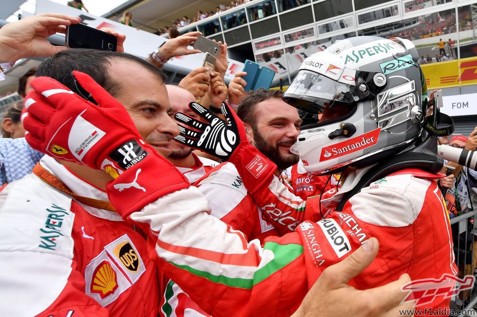 Sebastian Vettel celebra con su equipo el resultado