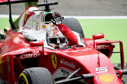 Sebastian Vettel saluda tras acabar la carrera