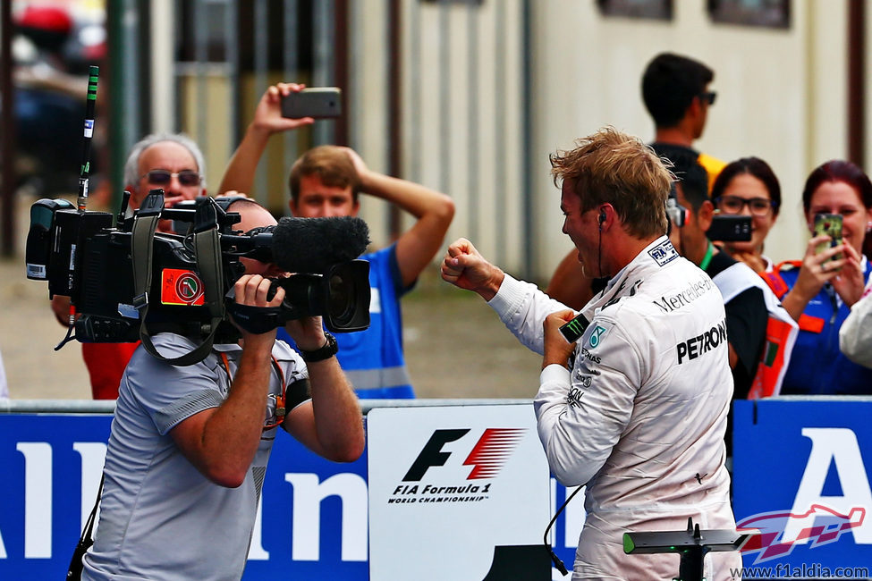 Euforia de Nico Rosberg frente a las cámaras