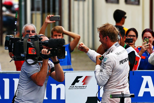 Euforia de Nico Rosberg frente a las cámaras
