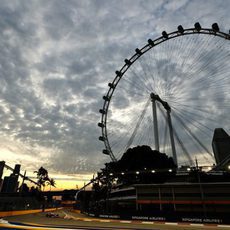 Sebastian Vettel rueda en el atardecer de Singapur