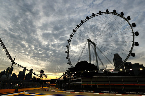 Sebastian Vettel rueda en el atardecer de Singapur
