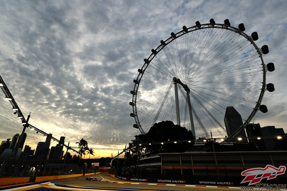 Sebastian Vettel rueda en el atardecer de Singapur