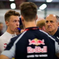 Daniil Kvyat se hidrata para soportar el calor