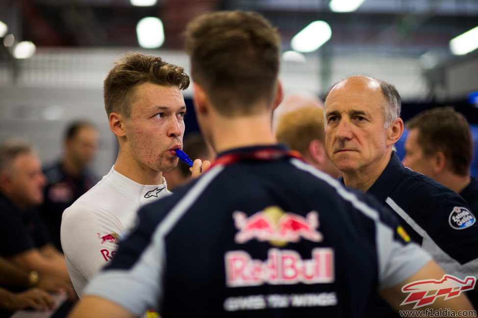 Daniil Kvyat se hidrata para soportar el calor