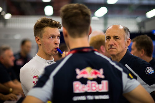 Daniil Kvyat se hidrata para soportar el calor