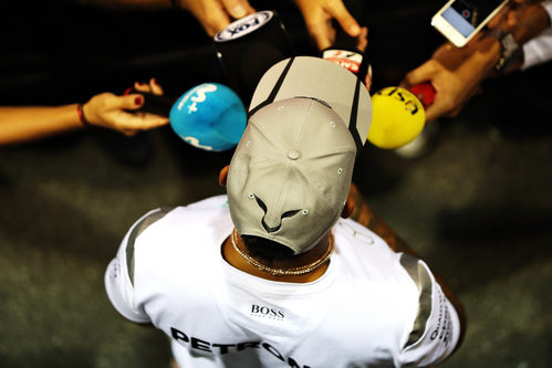 Lewis Hamilton atiende a la prensa