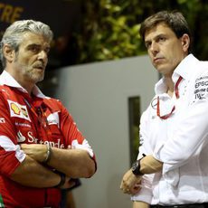 Toto Wolff y Maurizio Arrivabene charlan en el paddock