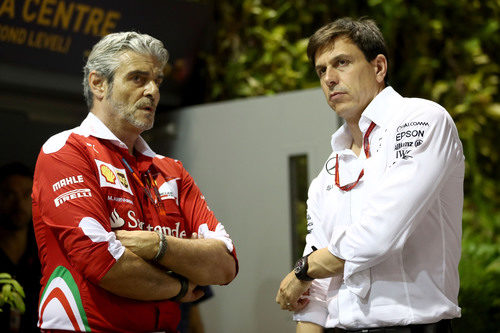 Toto Wolff y Maurizio Arrivabene charlan en el paddock