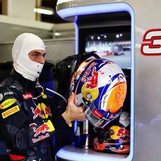 Max Verstappen se coloca el casco en el box