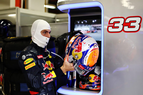 Max Verstappen se coloca el casco en el box