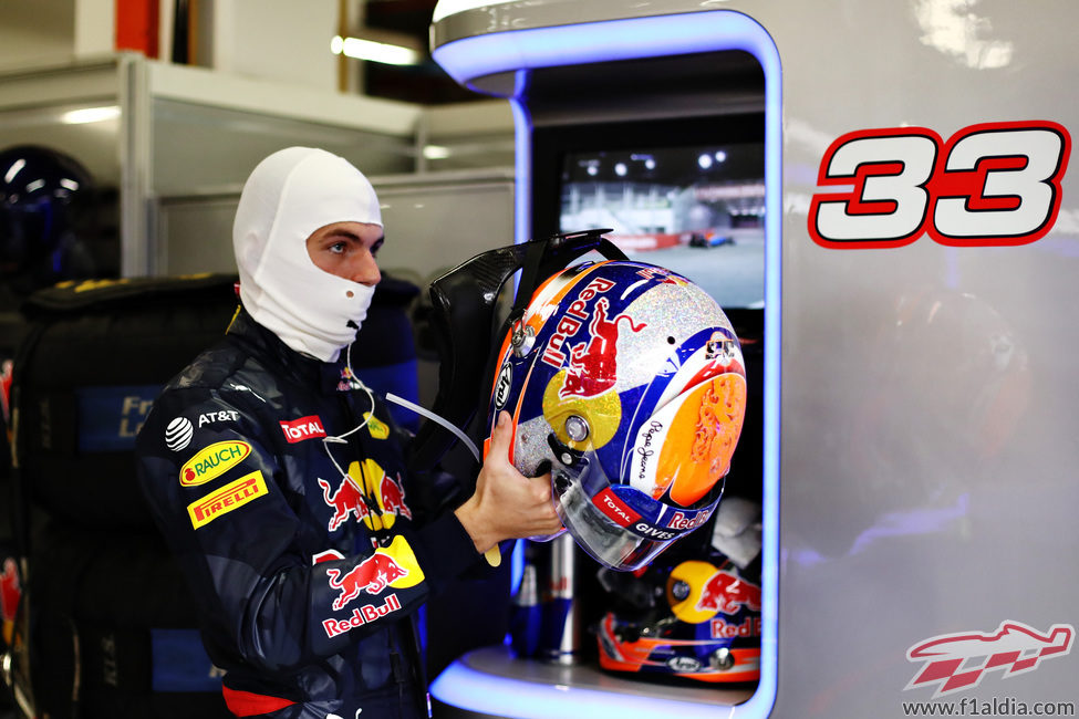 Max Verstappen se coloca el casco en el box