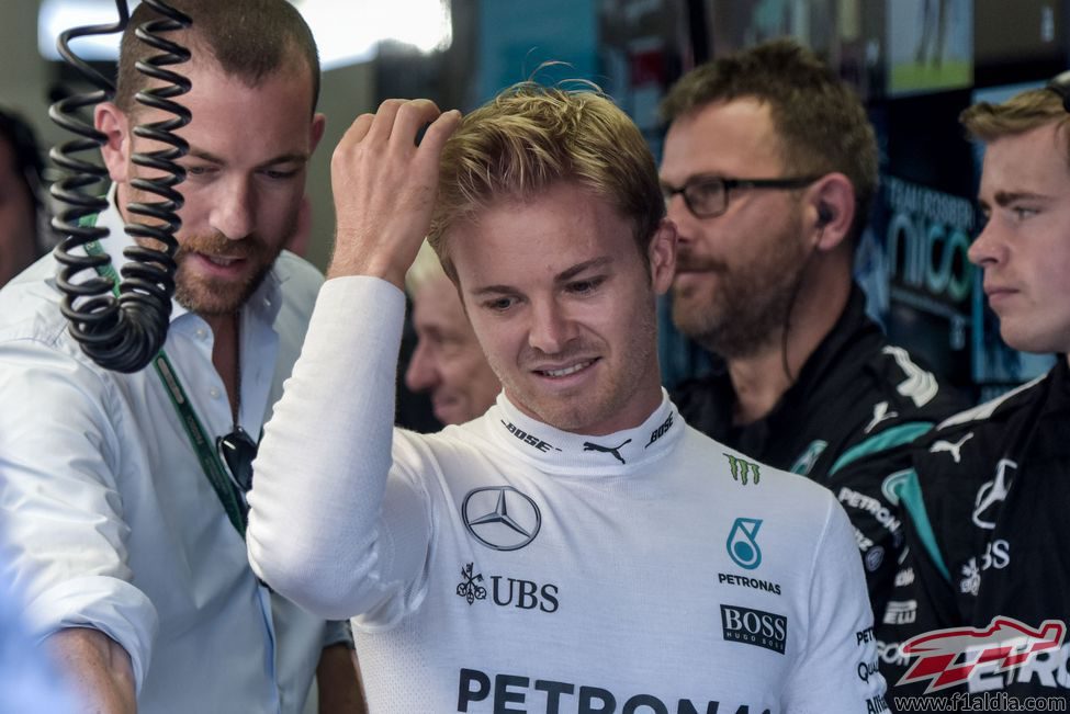 Nico Rosberg se relaja con Mercedes