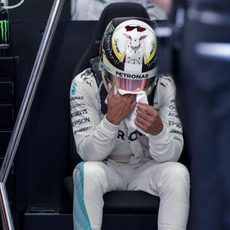 Lewis Hamilton se limpia el casco